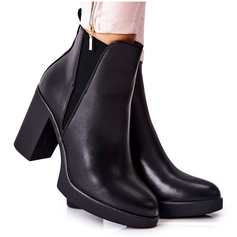 PG1 Läderstövlar På En Svart Linari Stolpe