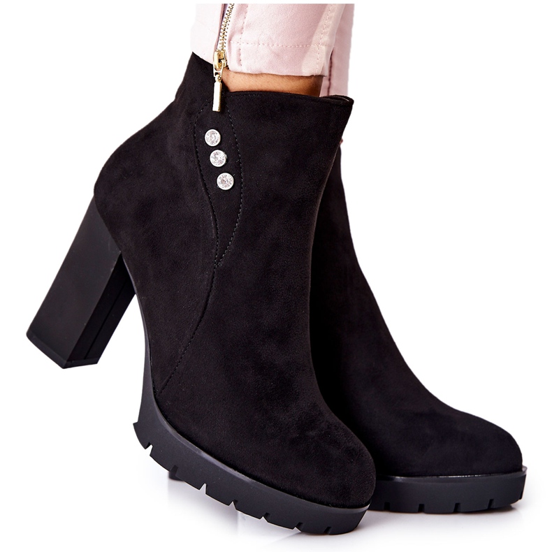 PG1 Svarta Lagerlla Mockastövlar På En Stolpe