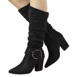 Svarta stövlar på Berie-stolpen