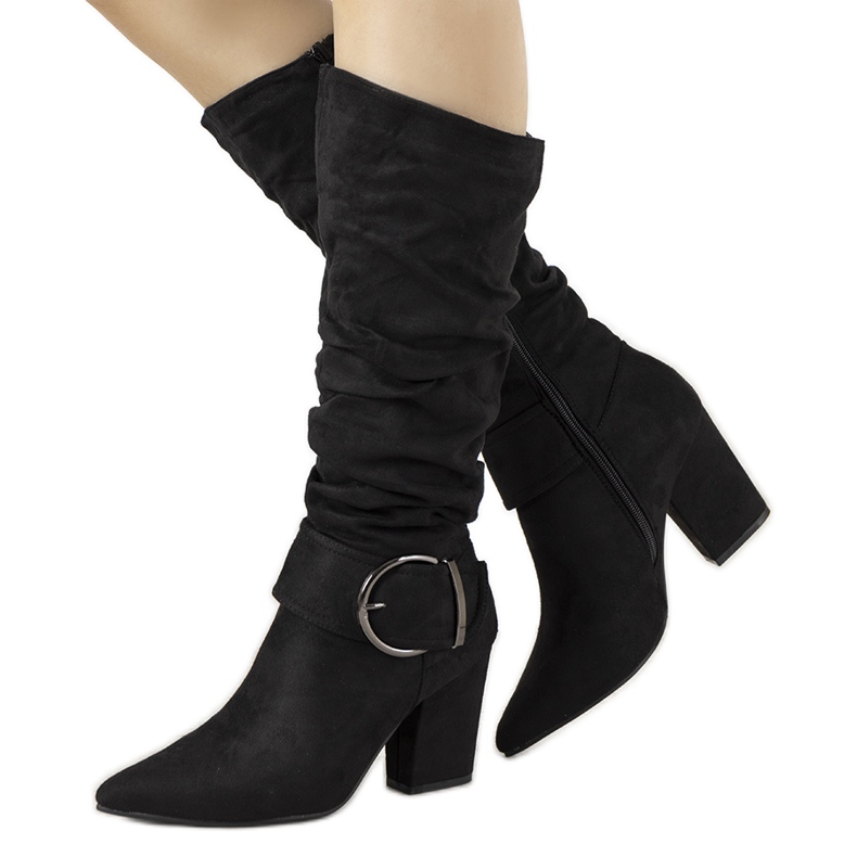 Svarta stövlar på Berie-stolpen