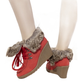 Röda kilstövlar med Callas-päls