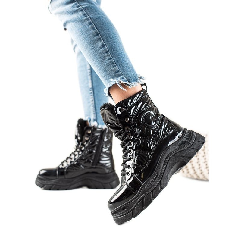 Svarta stövlar på VINCEZA-plattformen