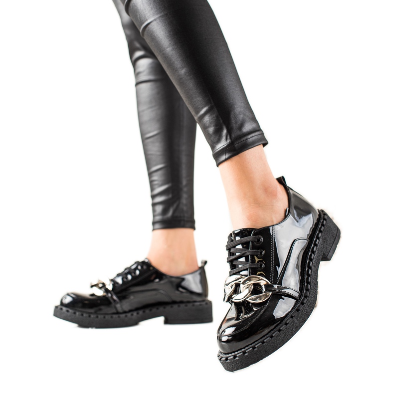 TRENDI Fashionabla svarta skor