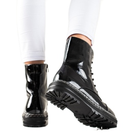 Moderiktiga lackade stövlar svart