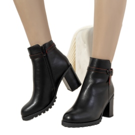 Svarta isolerade stövlar på Murray-stolpen