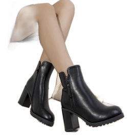 Svarta isolerade stövlar på Karen-stolpen