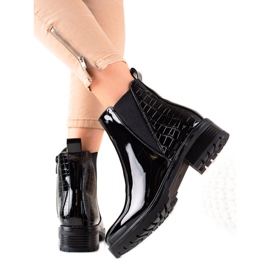 Bestelle Svartlackerade stövlar