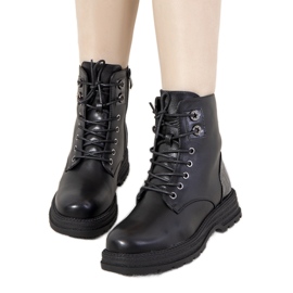 Svarta isolerade stövlar på hög Dorasula