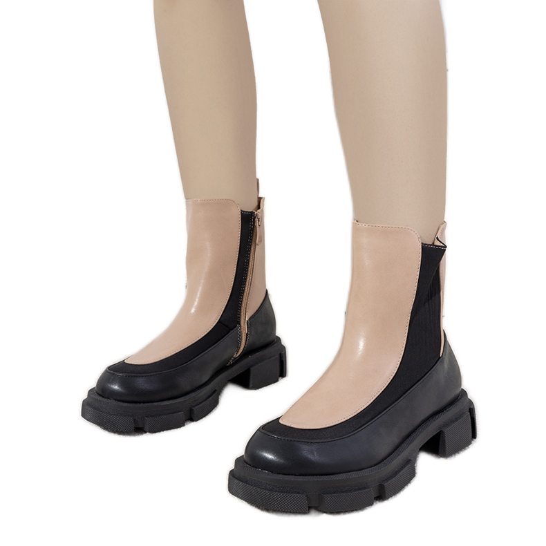 Svarta och rosa stövlar på en tjock Lynne-sula beige