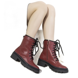 Isolerade stövlar på en tjock Dena-sula brun