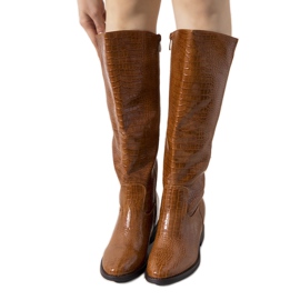 Bruna stövlar i Daoust krokodilskinnsmönster