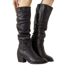 Svarta stövlar på Landry-stolpen