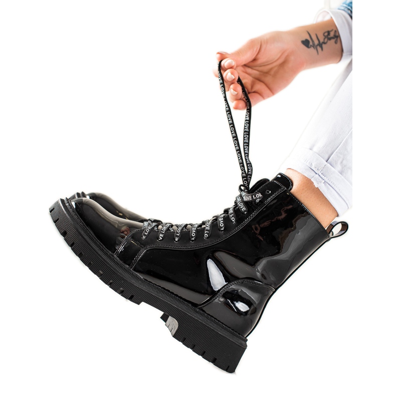 TRENDI Svarta snörskor