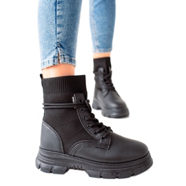 TRENDI Svarta stövlar med snörning