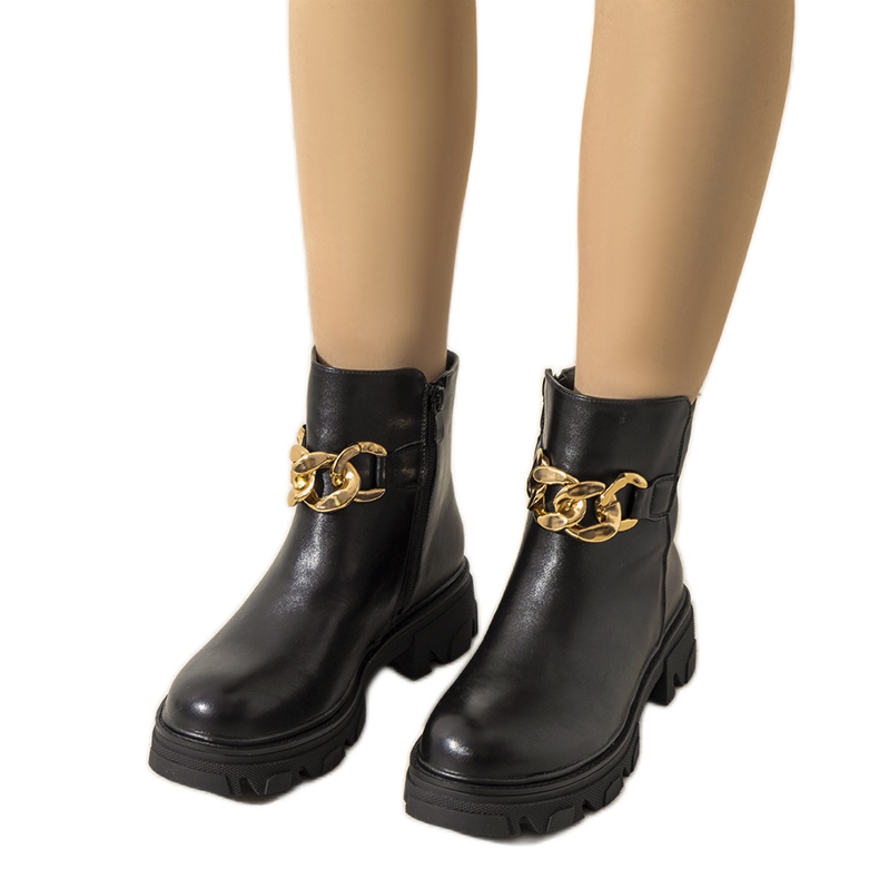 Svarta vadderade ankelboots med kedja från Kathlyn