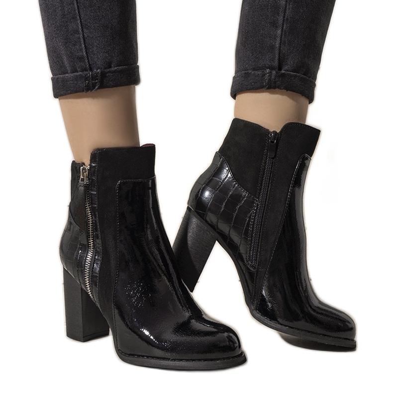 Svarta isolerade stövlar på Witter-stolpen