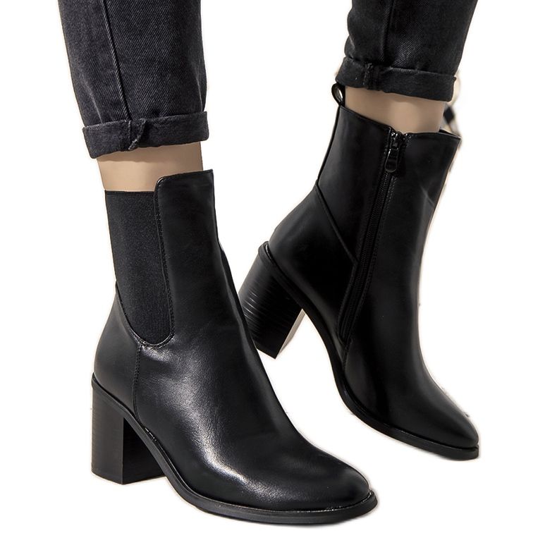 Svarta isolerade stövlar på Michelle-stolpen