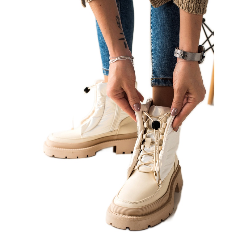 Small Swan Beige Snow Boots På Plattformen