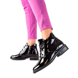 TRENDI Lackade svarta stövlar