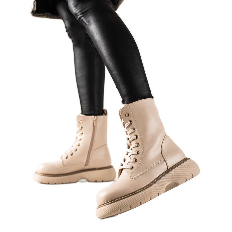 TRENDI Beige väskor på plattformen