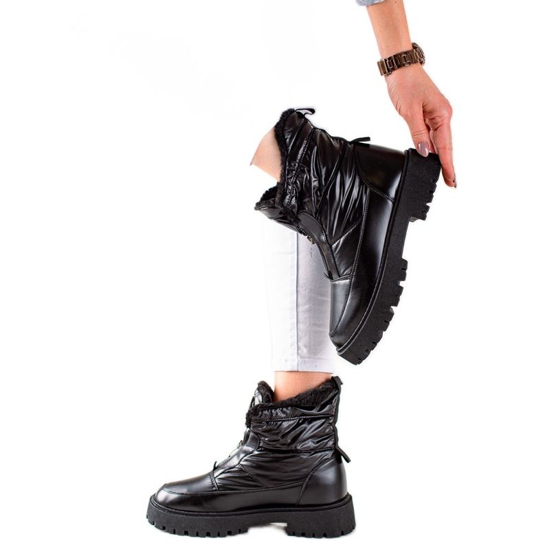 TRENDI Svarta glänsande snöstövlar