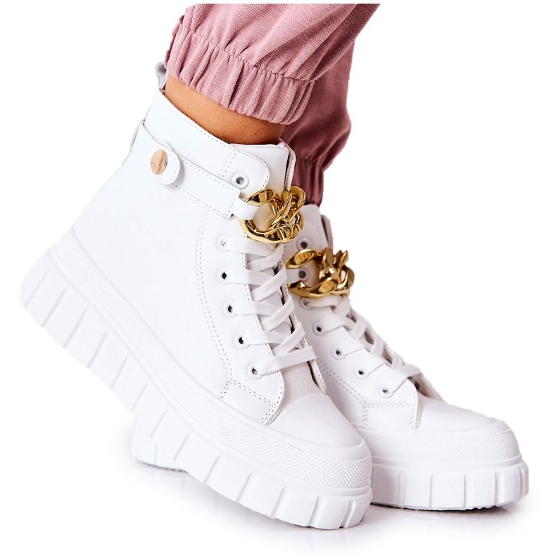 Höga Sneakers På Den Vita Standies Plattformen gyllene