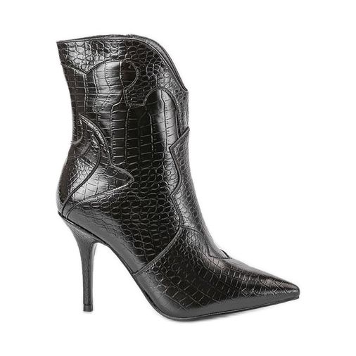 Svarta präglade stövlar på en Cro-klack