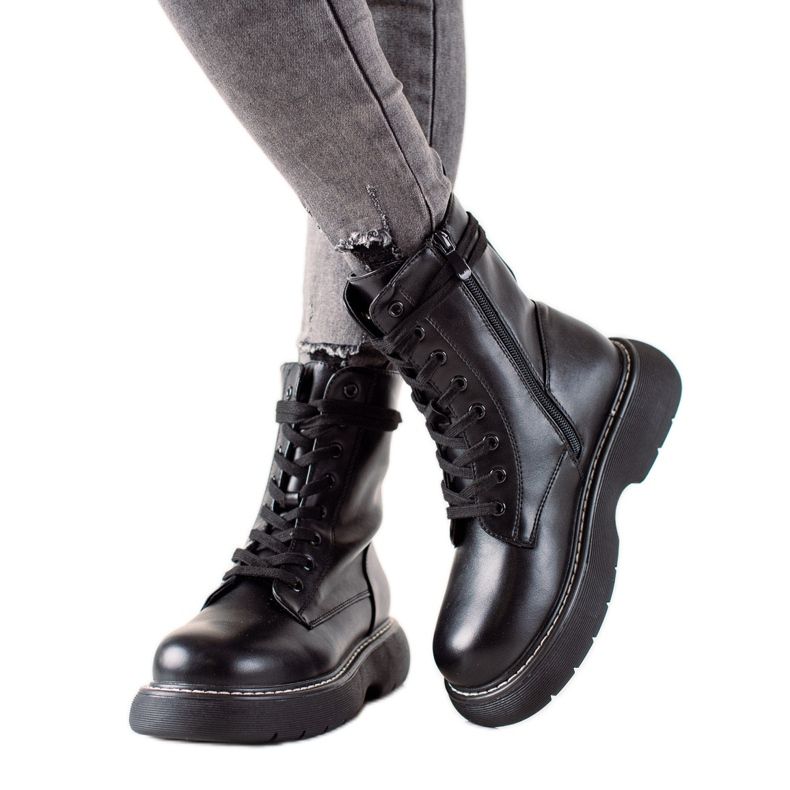 TRENDI Svarta påsar på plattformen