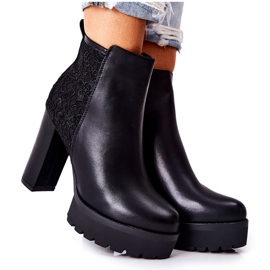 PS1 Höga Läderstövlar På En Svart Diomice Stolpe