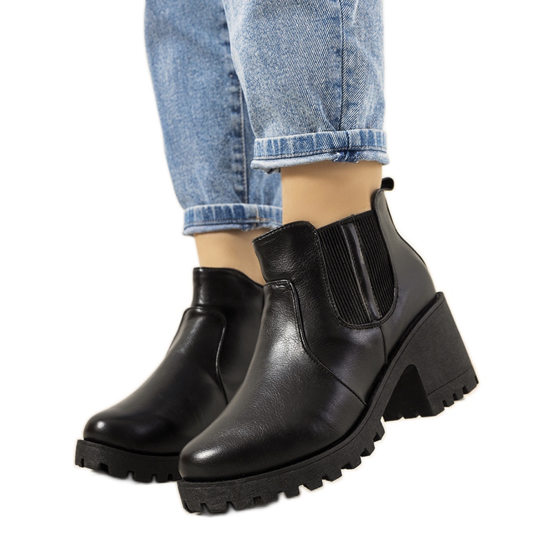 Svarta isolerade stövlar på Bevis-stolpen