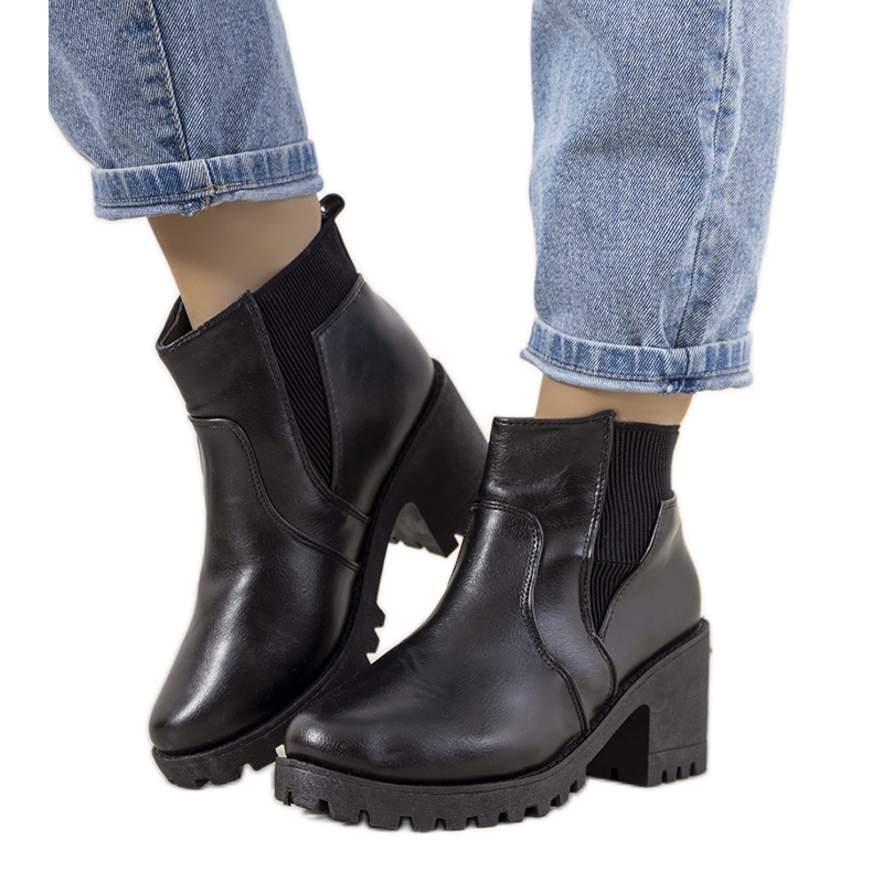 Svarta isolerade stövlar på Ruel-stolpen