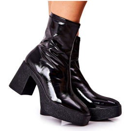 FJ1 Patentstövlar Svarta Myrialla-stövlar på stolpe