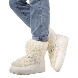 Vita snöstövlar med päls från Montmina