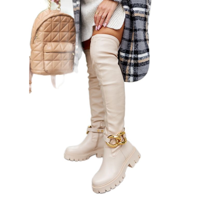 Höga stövlar med ett dekorativt beige Masha -element