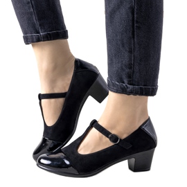 Svarta pumpar på en pelare med en lackerad Dessertå