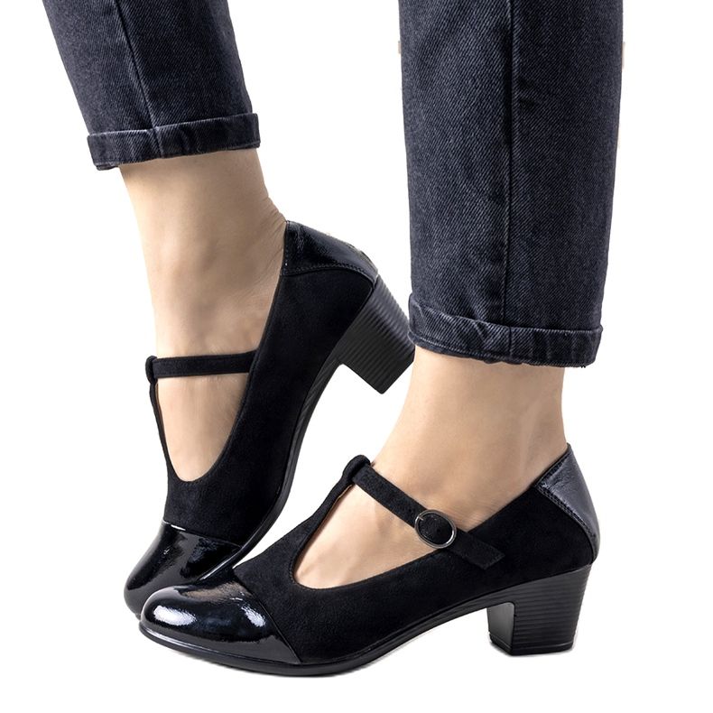 Svarta pumpar på en pelare med en lackerad Dessertå