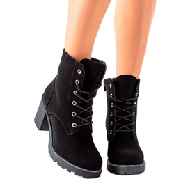 TRENDI Snörda arbetare på ett inlägg svart