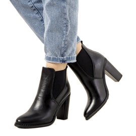 Svarta isolerade stövlar på Castro-stolpen