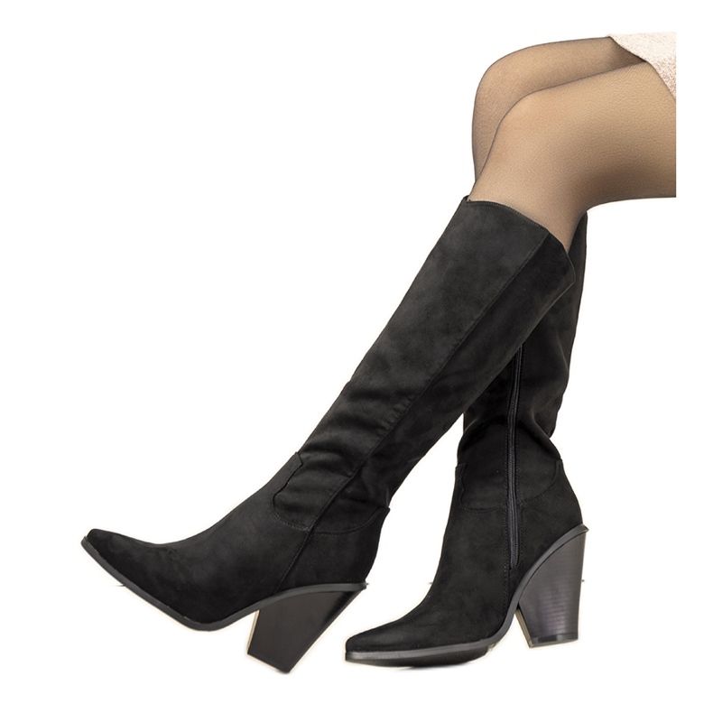 Svarta ridstövlar på Natasciastolpen