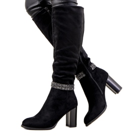 Svarta stövlar på stolpen av isolerade Alexis