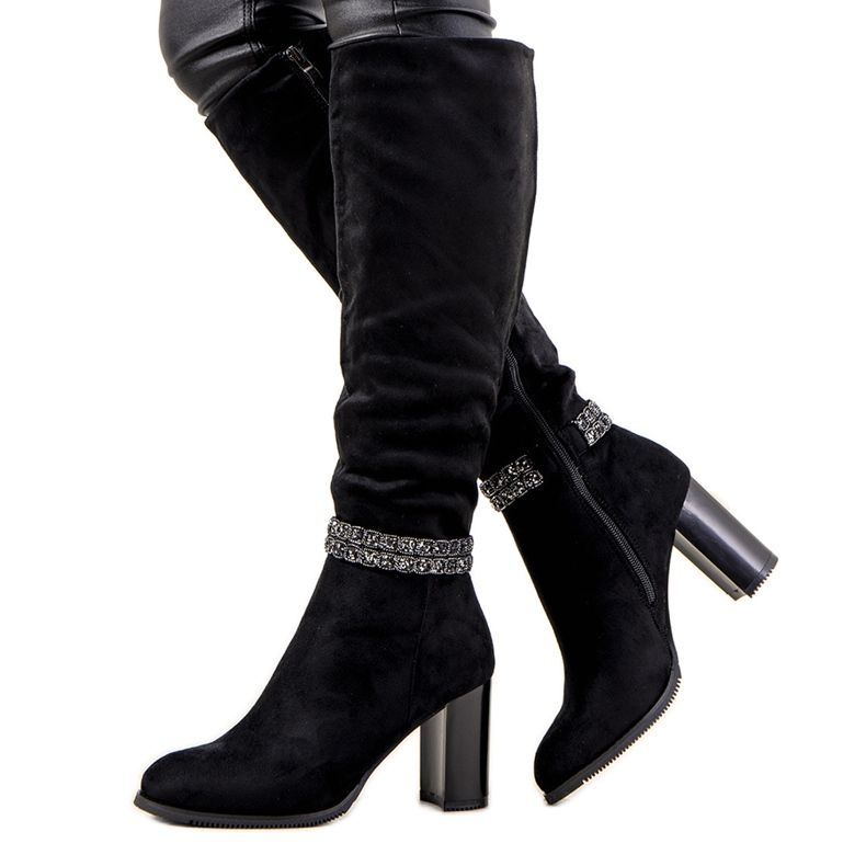 Svarta stövlar på stolpen av isolerade Alexis