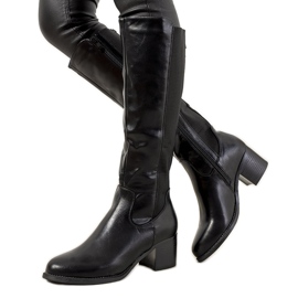 Svarta stövlar på den isolerade Jurado-stolpen