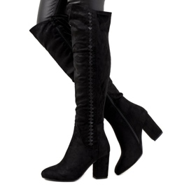 Svarta stövlar på den isolerade Menas-stolpen