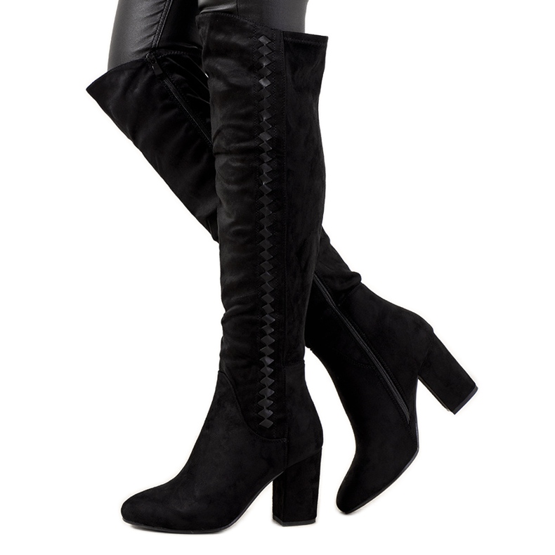 Svarta stövlar på den isolerade Menas-stolpen