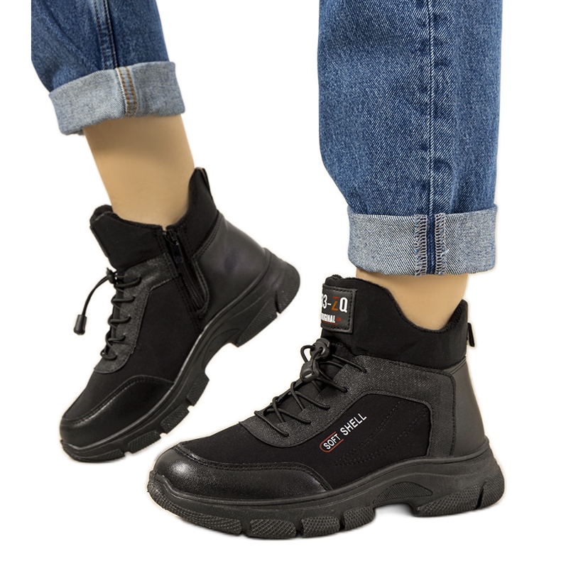 Svarta, isolerade damstövlar med ett Adalgis elastiskt band