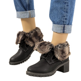 Svarta isolerade stövlar med Varrone-päls