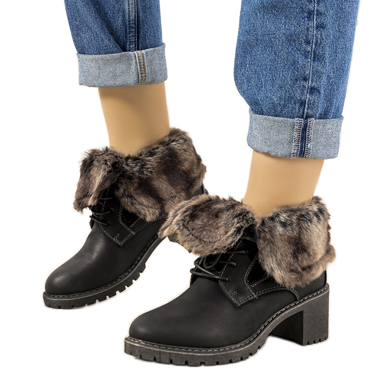 Svarta isolerade stövlar med Varrone-päls