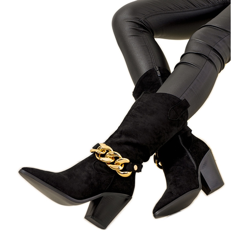 Svarta cowboystövlar på Effie-stolpen