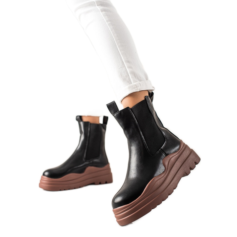 TRENDI Chelsea stövlar på modeplattformen svart