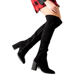 Goodin Mocka stövlar på en pelare svart